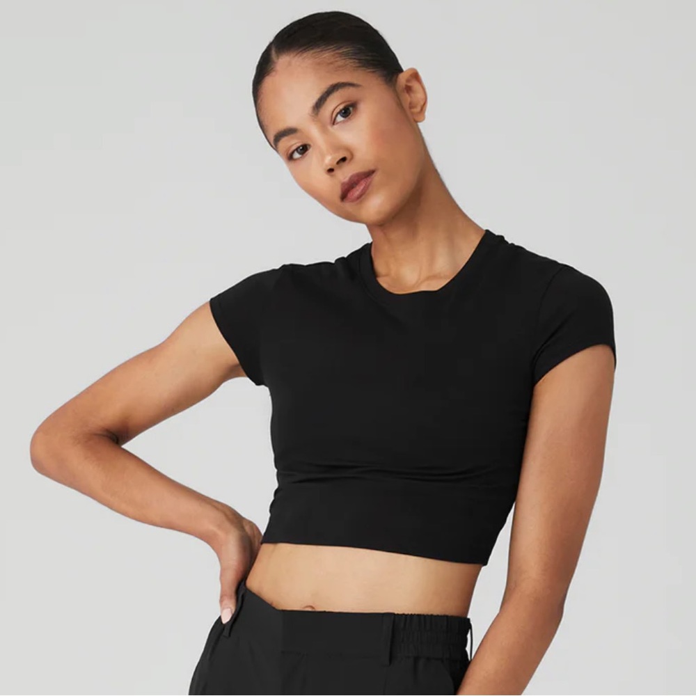 Alo Yoga finesse short sleeve crop in black